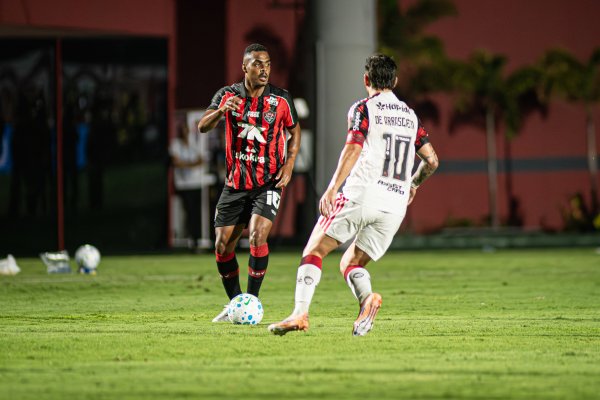 [Vitória desperdiça pênalti e perde para o Flamengo no Barradão ]