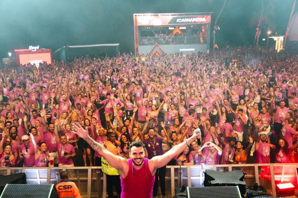 [Pedro Chamusca segue maratona de Carnaval após tocar para multidão no Camarote Salvador! ]