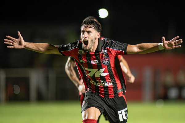 [Vitória vence o Bahia de Feira no Barradão e encaminha classificação às semifinais]