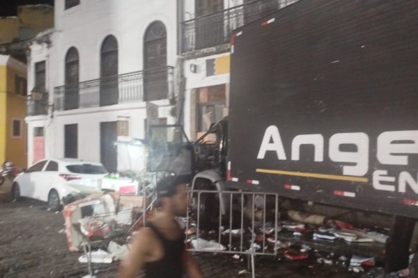 [Vídeo: caminhão perde freio em ladeira no Pelourinho e atinge imóveis ]