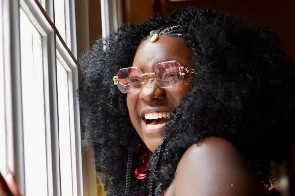 [Sambista Adriana Araújo sofre aneurisma e entra em coma ]