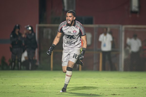 [Lucas Arcanjo volta após lesão, decide nos pênaltis e vira trunfo do Vitória para a final do Baiano]