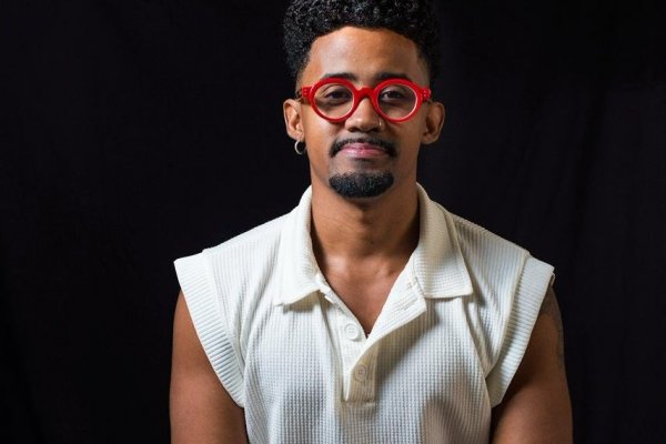 [Jornalista e escritor baiano transforma vivências periféricas em literatura no livro 'Sobre Nós']