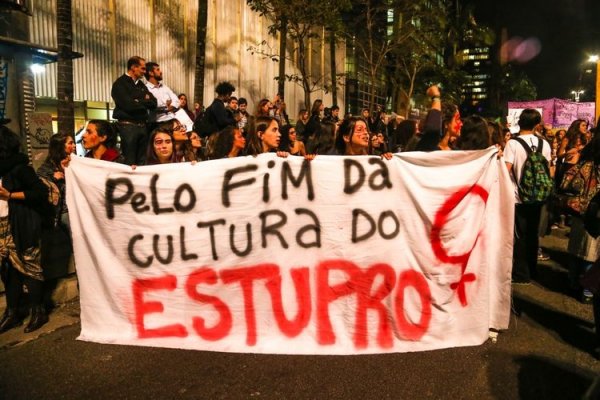 [Polícia apura denúncia de estupro coletivo em banheiro de escola em SP ]