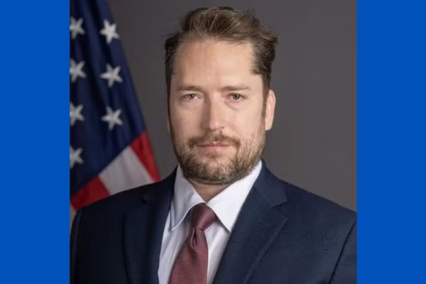 [Moraes autoriza visita do assessor de Trump a Bolsonaro]