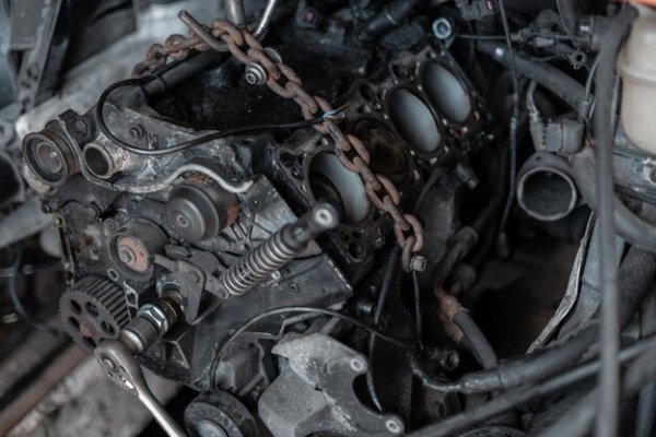 [Combustível adulterado pode destruir o motor: veja como ele age nos componentes internos ]