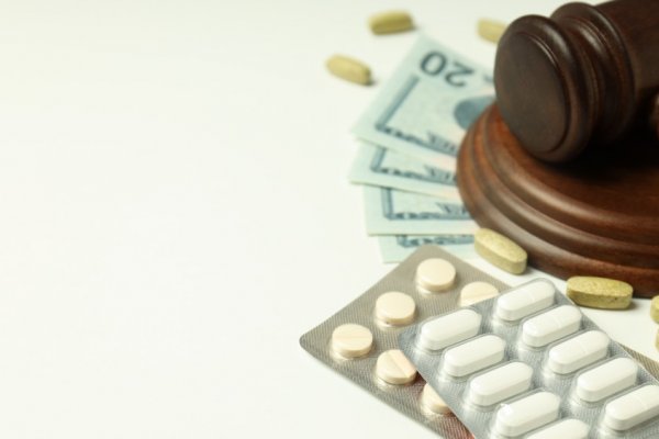 [Cmed aplica R$ 13,5 milhões em multas a distribuidoras por oferta de medicamentos acima do teto]