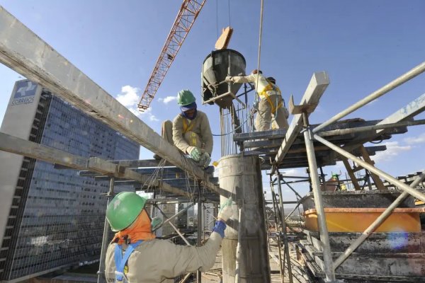 [“Filho de pedreiro não quer mais ser pedreiro”, diz CEO sobre escassez de mão de obra na construção civil]