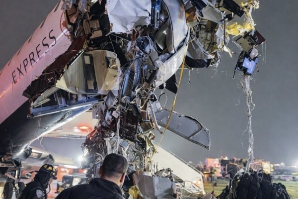[Vídeo: Avião bate em Caminhão de Bombeiros durante pouso em Nova York ]