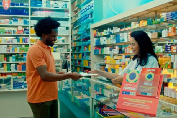 [Lula sanciona lei que autoriza funcionamento de farmácias dentro de supermercados]