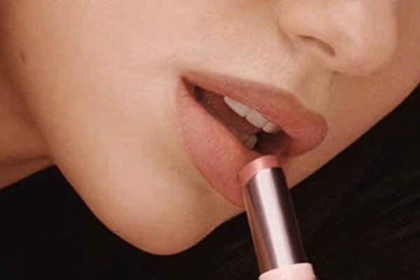 [ Dua Lipa apresenta nova linha para os lábios da  Yves Saint Laurent Beauty!  ]