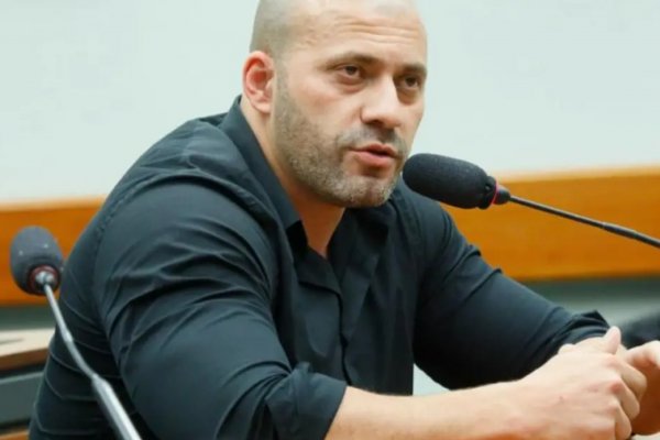 [Moraes vota em manter restrições a Daniel Silveira no regime aberto ]