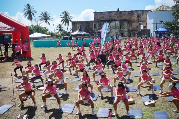[Fit Team Experience reúne mais de 400 pessoas em manhã wellness na Praia do Forte! ]
