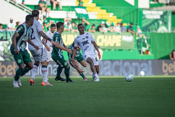 [Vídeo: Com um a menos, Vitória arranca empate nos acréscimos com a Chapecoense; confira o gol do Leão]