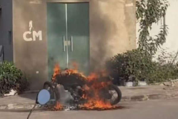 [Mulher é presa sob suspeita de por fogo em motocicleta e danificar salão de beleza ]