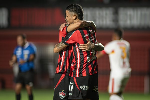 [Vitória goleia Juazeirense no Barradão e assume liderança do Grupo A, na Copa do Nordeste ]