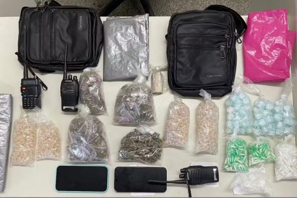 [Cinco homens são presos acusados de tráfico de drogas em Salvador ]