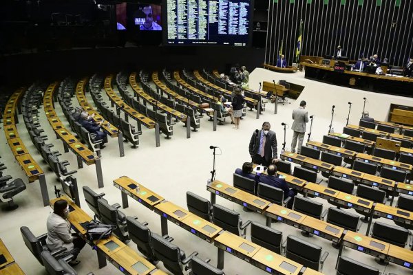 [Nove servidores concursados da Câmara receberam R$ 2,8 milhões em horas extras desde 2023 ]