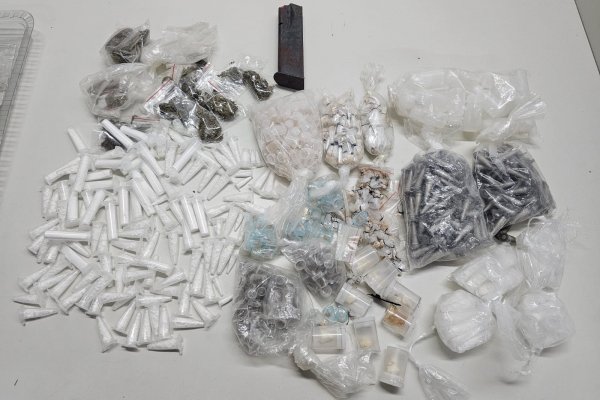 [Três homens são presos com drogas no bairro de São Marcos, em Salvador ]