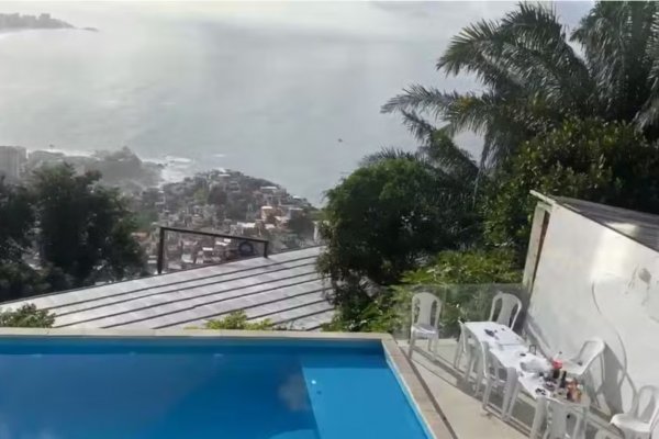 [Chefe de facção criminosa da Bahia estava hospedado em casa de luxo com piscina de borda infinita e vista para o mar do RJ]