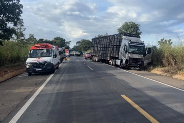 [Acidente entre três veículos deixa oito mortos na BR-020, em Goiás]