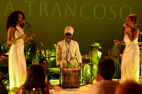 [Carlinhos Brown e suas filhas, Cecília e Clara Buarque, emocionam em apresentação inédita no Gala Trancoso! ]