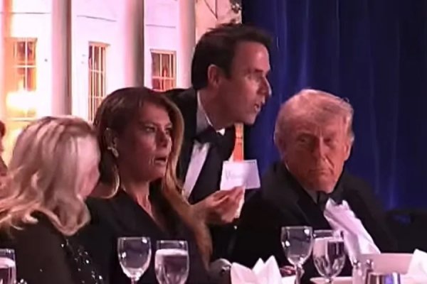 [Vídeo: Trump é retirado às pressas de jantar com jornalistas após disparo de tiros]