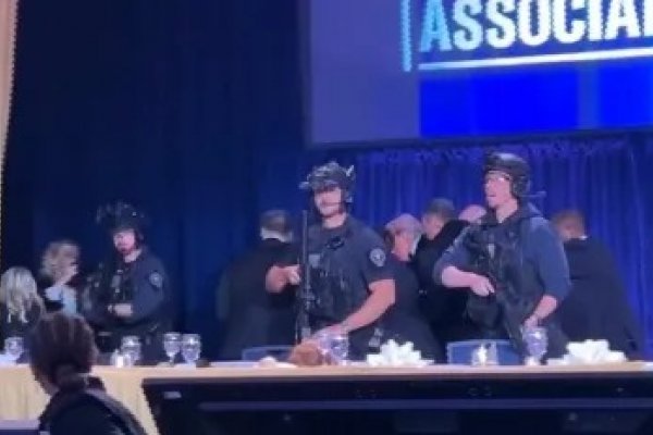 [Integrantes do governo de Donald Trump eram os alvos do ataque a tiros ocorrido no jantar de correspondentes da Casa Branca, afirma jornal  ]