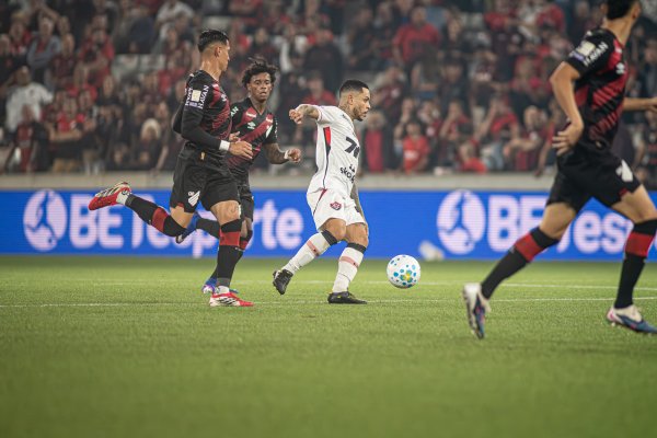 [Vitória sofre gols no fim e perde para o Athletico-PR de virada no Brasileirão]