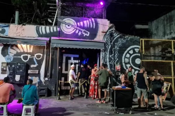 [Mulher é presa em flagrante após chamar segurança de casa noturna de 'macaco']