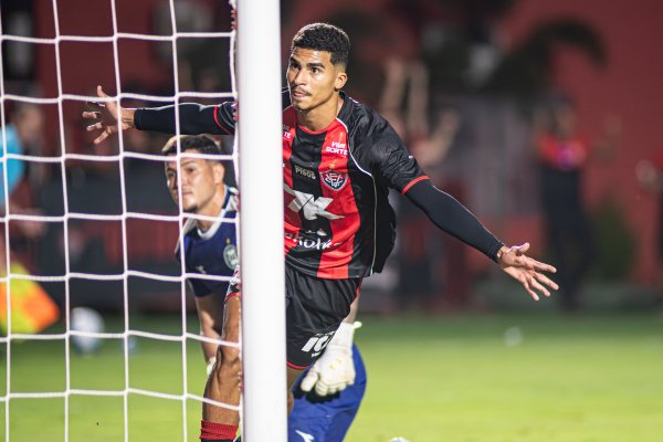 [Vitória atropela Coritiba no Barradão e volta a vencer no Brasileirão]