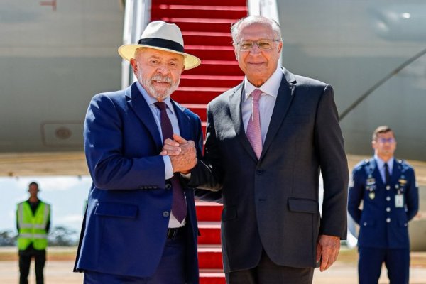 [Lula dispensa hotel para se hospedar na embaixada brasileira nos EUA]