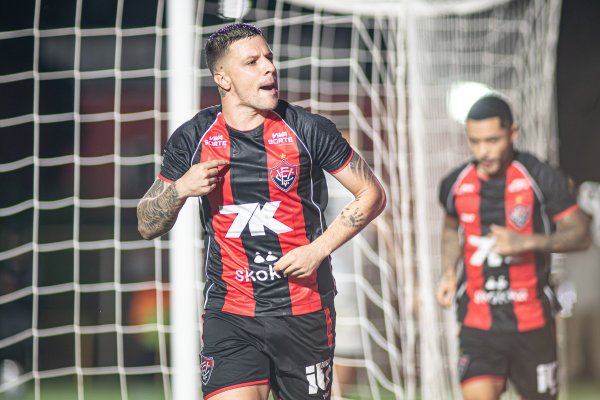 [Kayzer volta após lesão, marca gol decisivo e aumenta disputa no ataque do Vitória]