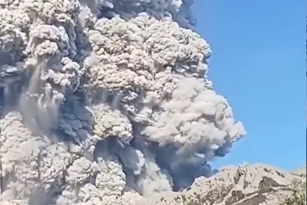 [Vídeo: Vulcão na Indonésia entrar em erupção com turistas e alpinistas no cume da montanha]