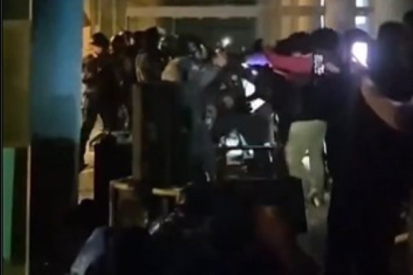 [Vídeo: PM retira estudantes de ocupação na reitoria da USP; alunos relatam violência]