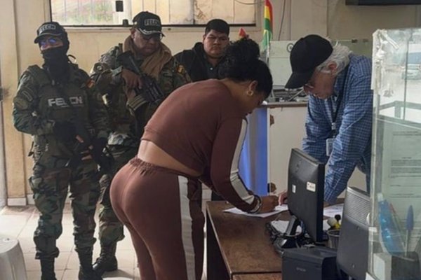 [Forças Policiais da Bahia e da Bolívia concluem extradição de líder de facção e esposa]