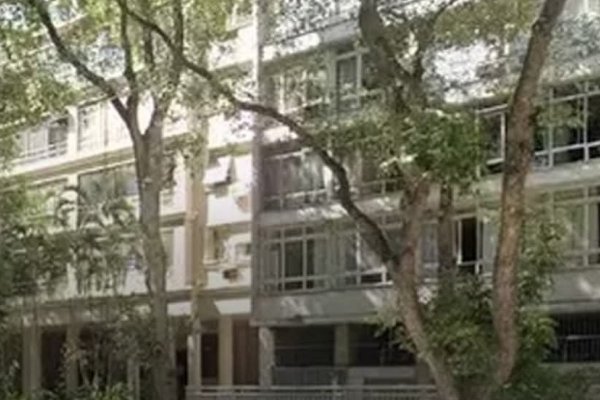 [Regimento interno de condomínio determina que “serviçais” não entrem pela entrada principal e que não usem o elevador social!]