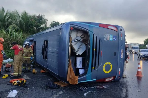 [Homem morre após ônibus da Cidade Sol tombar na BR-324; veículo transportava trabalhadores do Polo Petroquímico]
