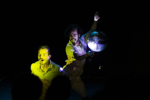 [Improviso, humor e poesia marcam curta temporada de “Dança Boba” na CAIXA Cultural Salvador!]