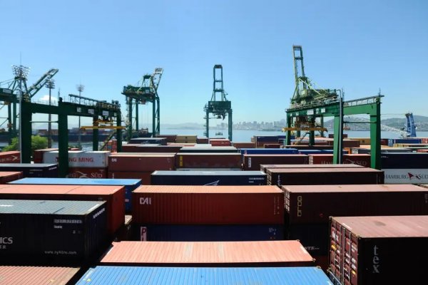 [“Taxa das blusinhas” rendeu R$ 8,2 bilhões ao governo em dois anos]