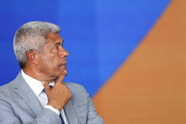 [Jerônimo celebra fim da “taxa das blusinhas” e brinca sobre 'looks' para o São João]