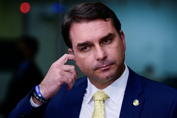 [Vídeo: Flávio Bolsonaro diz que tinha contrato com Vorcaro para financiamento de filme ]