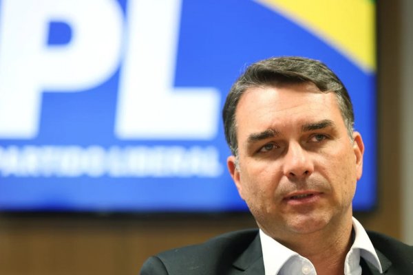 [Oposição tenta barrar Título de Cidadão Soteropolitano a Flávio Bolsonaro após escândalo do Master]