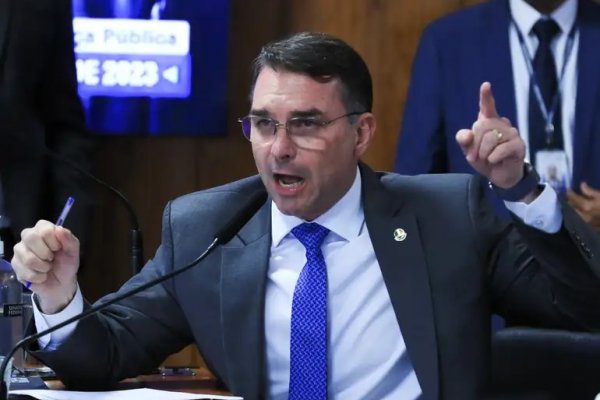 [Flávio Bolsonaro afirma que Jair nunca se encontrou com Daniel Vorcaro ]