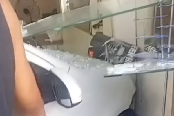 [Carro desgovernado destrói loja na Bahia e deixa uma pessoa ferida]