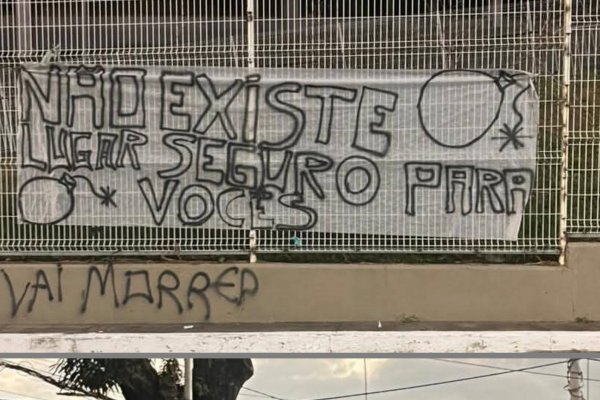 ['Vai morrer': faixas com ameaças a Ceni e jogadores do Bahia são penduradas ao redor da Fonte Nova]