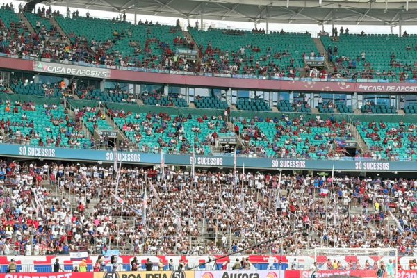 [VÍDEO: Durante partida contra o Grêmio, torcida do Bahia fica sentada e sem cantar em forma de protesto]