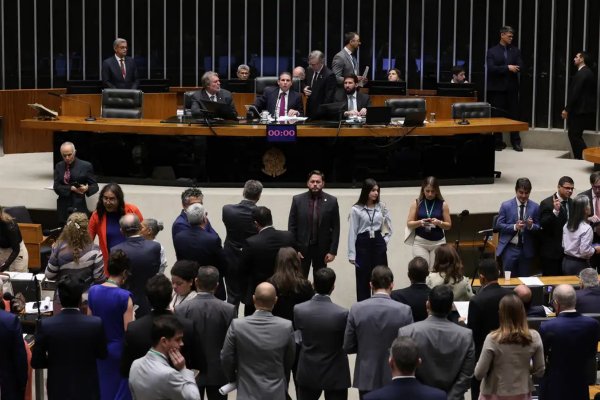[Câmara adia relatório da PEC 6x1 por divergência sobre período de transição]