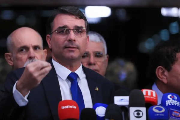 [Cúpula do PL avalia caso de Flávio Bolsonaro para decidir se defendem novas opções de candidatos ao Planalto, diz jornal ]