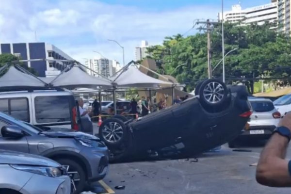 [Vídeo: carro capota em estacionamento de edifício comercial e deixa uma pessoa ferida]
